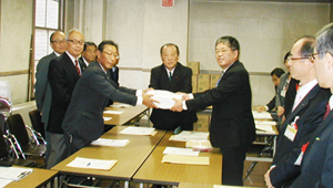 奥村会長が署名を長谷川局長に提出