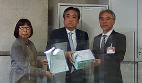 陳情書・署名を提出 右から山田局長、加藤市会議員、鈴木会長
								