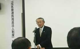 挨拶する藤田保健衛生大学 理事長　小野雄一郎氏